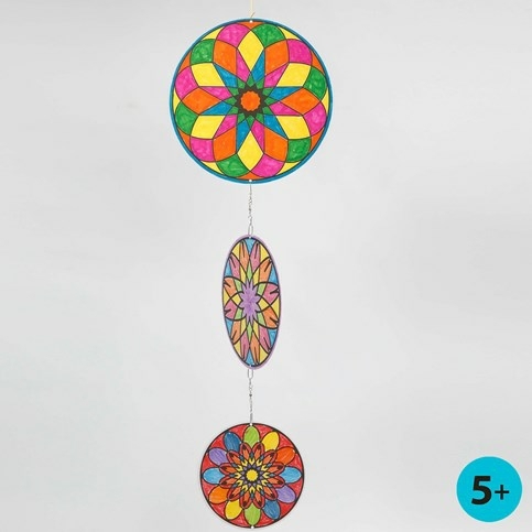 Mobile af runde kartonskiver med farvelagt mandala