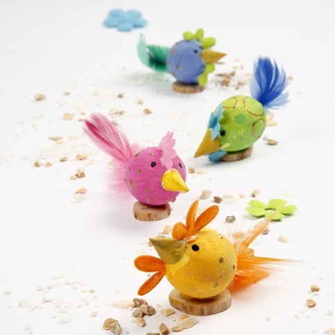 Kyllinger af malede vatæg med fjer og hanekam af filtblomst