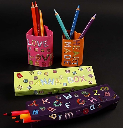 Penalhus og blyantholder med bogstaver