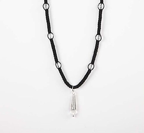 Knyttet kæde med kegler og perler