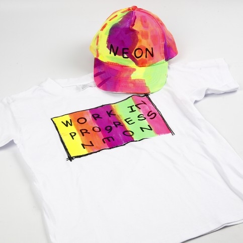 13017 Neon tekstilmaling på T-shirt og kasket