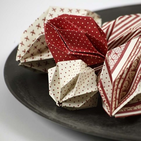 Origamifoldede kugler i Copenhagen designpapir