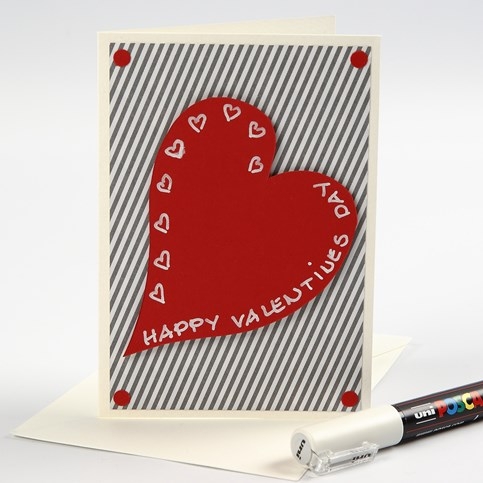 Valentinskort med designpapir og rødt hjerte af karton