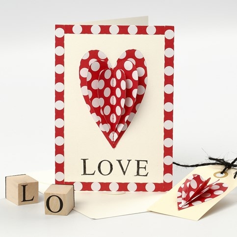 Valentinskort med påsyet hjerte og stemplet tekst
