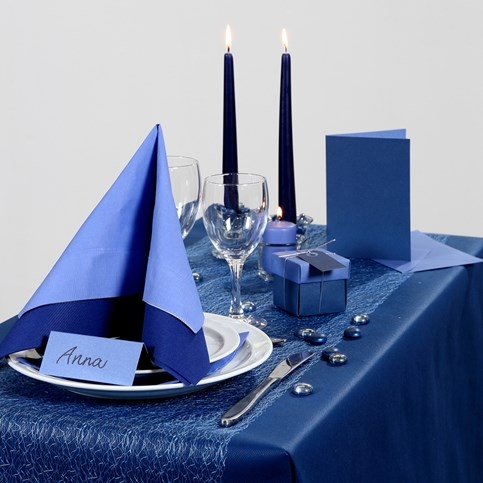 Inspiration til fest med blå borddækning, bordpynt m.v.