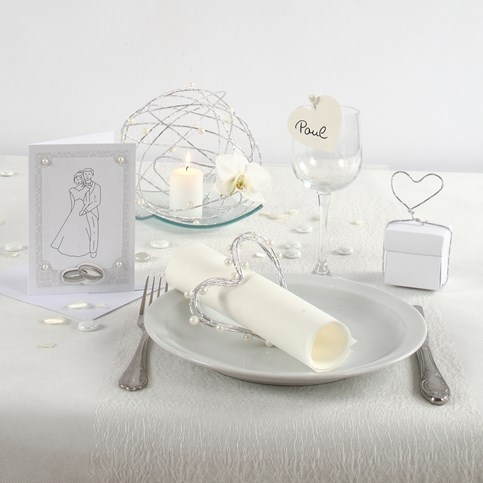 Indbydelse, borddækning og bordpynt til bryllup i hvidt