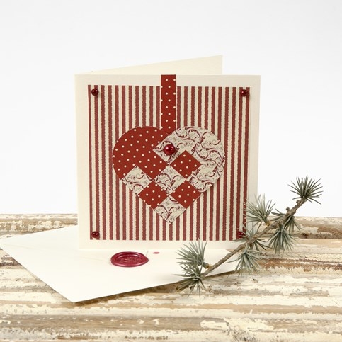 Julekort med hjerte af designpapir og kuvert med laksegl