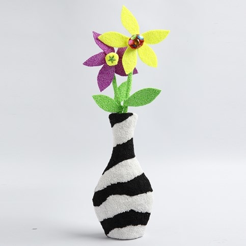 Dekoreret vase af papmache med blomster af Foam Clay