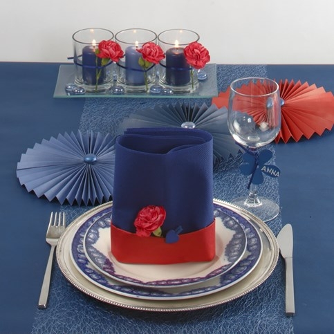 Borddækning og bordpynt i blåt med et strejf af rødt