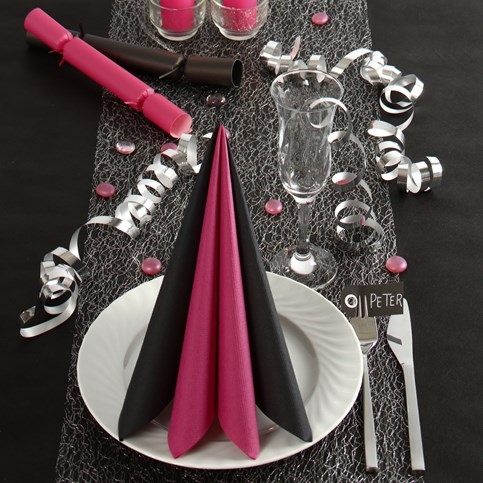 Borddækning og bordpynt i sort og pink