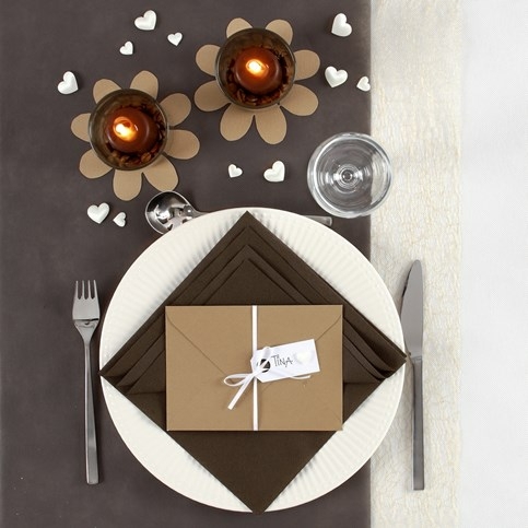 Borddækning og bordpynt i brune farver
