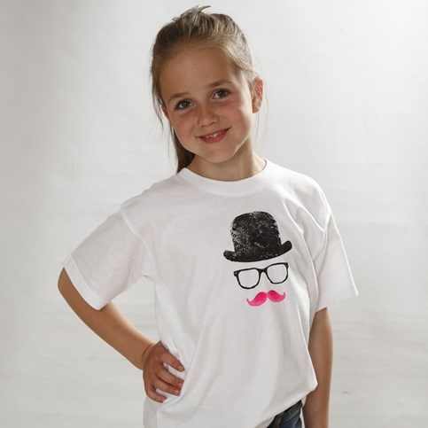 13801 T-shirt med hat, briller og mustache som aftryk