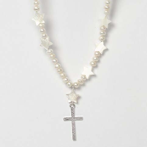 Halskæde af wire med hvide perler og kors