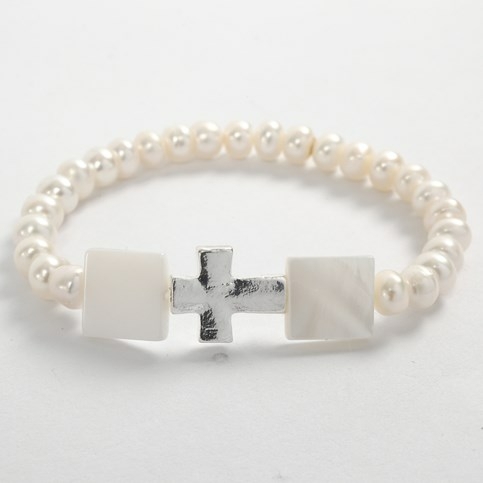 Armbånd af elastik med hvide perler og kors