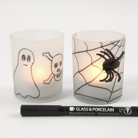 Frostet lysglas med tegnet spindelvæv og pålimet edderkop