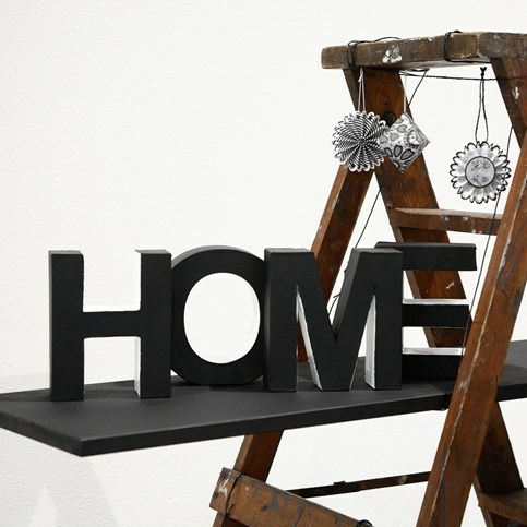 'Home' - malede bogstaver af pap