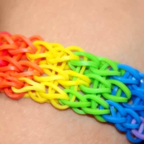 Rainbow Loom armbånd af elastikker i tre rækker