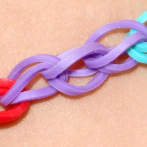Rainbow Loom armbånd som kæde af elastikker