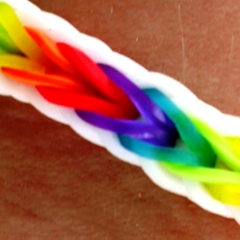 Rainbow Loom armbånd i enkeltradet sildebensmønster