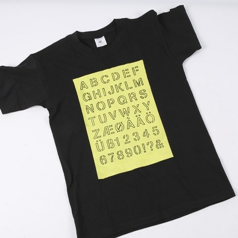 T-shirt med optegnet alfabet i malet felt
