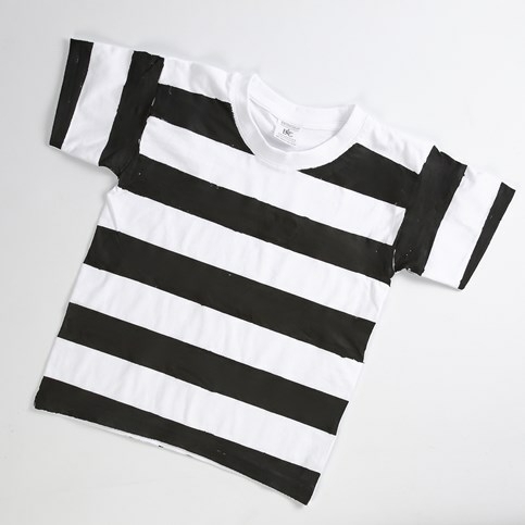 Fangedragt af hvid T-shirt med sortmalede striber