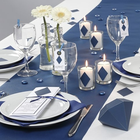 Borddækning i blåt med pynt og menukort af materialer fra Happy Moments