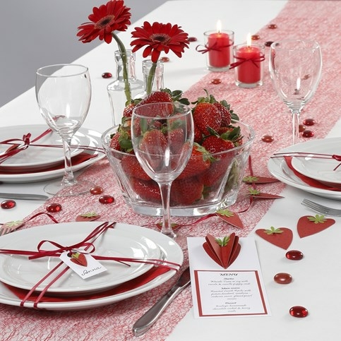 Menu og bordkort, pyntet med 3D jordbær af strukturpapir