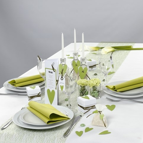 Borddækning og bordpynt i hvidt og grønt af materialer fra Happy Moments