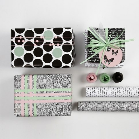 Gaveindpakning med pynt og papir i Paris design fra Vivi Gade