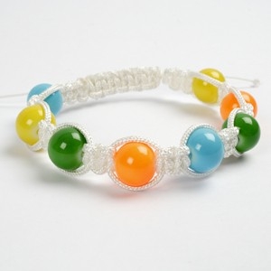 Knyttet armbånd med perler i klare farver