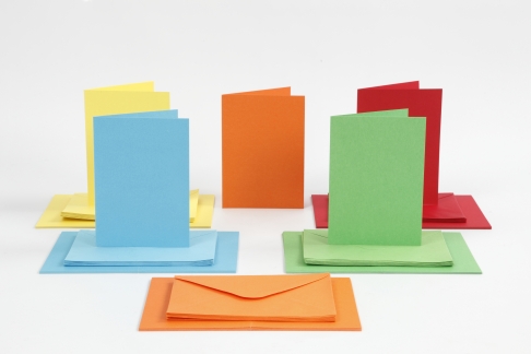 Kort og kuverter, kort str. 10,5x15 cm, kuvert str. 11,5x16,5 cm, 110+220 g, ass. farver, 50 sæt/ 1 pk.